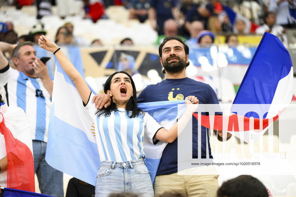 Supporters de l Equipe de France - Ambiance Supporters de l Argentine - ambiance Couple FOOTBALL : Argentine vs france - Finale - Coupe du Monde Qatar 2022 - 18 12 2022 JBAutissier Panoramic