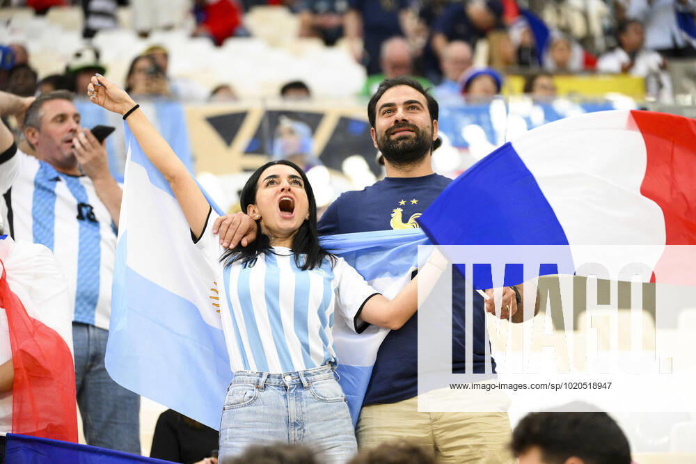 Supporters de l Equipe de France - Ambiance Supporters de l Argentine - ambiance Couple FOOTBALL : Argentine vs france - Finale - Coupe du Monde Qatar 2022 - 18 12 2022 JBAutissier Panoramic