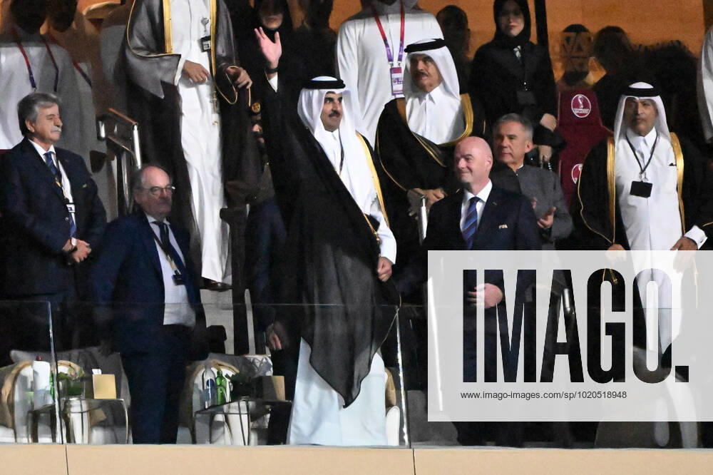 Fussball, Herren, Saison 2022 23, WM in Katar, Finale, Argentinien - Frankreich im Lusail Iconic Stadium in Lusail, v. l. Katars Emir Tamim bin Hamad Al Thani und FIFA-Präsident Gianni Infantino auf der Tribüne, 18.12. 2022,