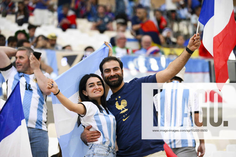 Supporters de l Equipe de France - Ambiance Supporters de l Argentine - ambiance Couple FOOTBALL : Argentine vs france - Finale - Coupe du Monde Qatar 2022 - 18 12 2022 JBAutissier Panoramic