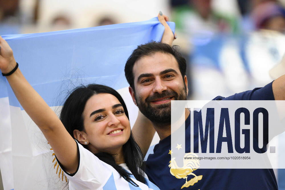 Supporters de l Equipe de France - Ambiance Supporters de l Argentine - ambiance Couple FOOTBALL : Argentine vs france - Finale - Coupe du Monde Qatar 2022 - 18 12 2022 JBAutissier Panoramic
