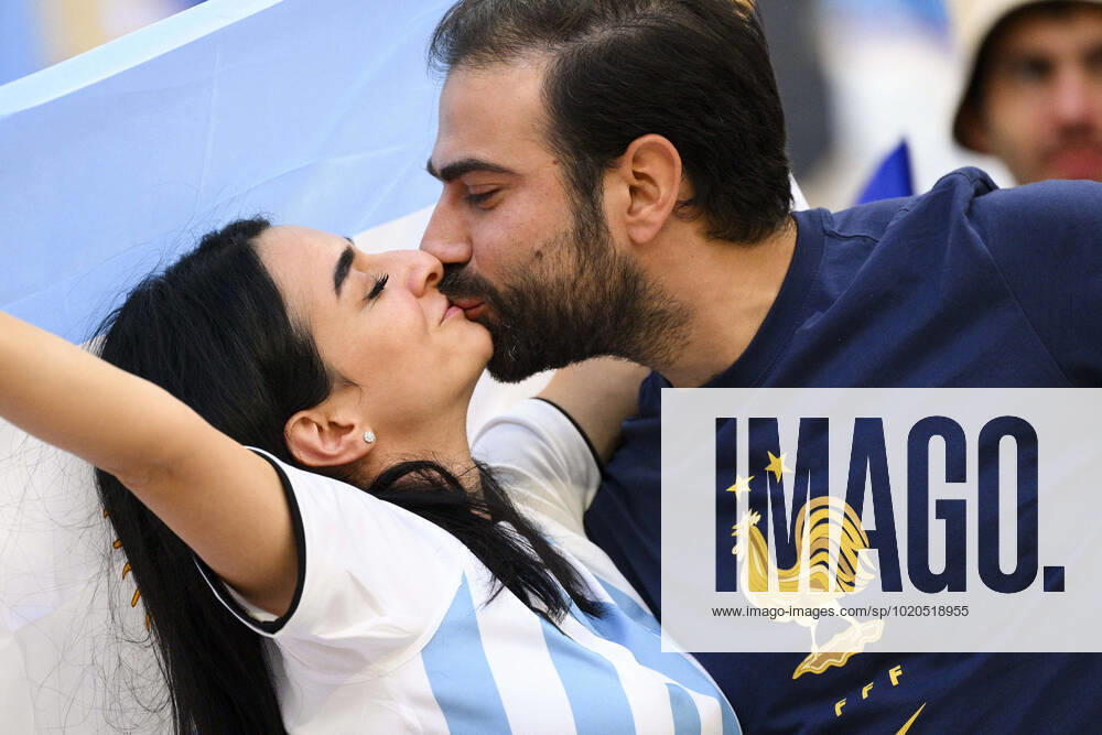 Supporters de l Equipe de France - Ambiance Supporters de l Argentine - ambiance Couple - bisou FOOTBALL : Argentine vs france - Finale - Coupe du Monde Qatar 2022 - 18 12 2022 JBAutissier Panoramic