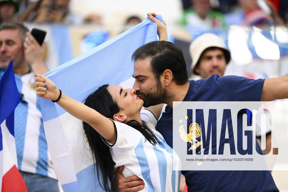 Supporters de l Equipe de France - Ambiance Supporters de l Argentine - ambiance Couple - bisou FOOTBALL : Argentine vs france - Finale - Coupe du Monde Qatar 2022 - 18 12 2022 JBAutissier Panoramic