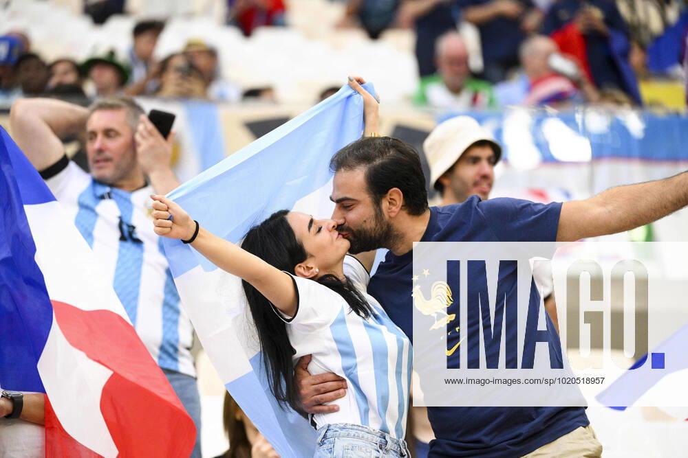 Supporters de l Equipe de France - Ambiance Supporters de l Argentine - ambiance Couple - bisou FOOTBALL : Argentine vs france - Finale - Coupe du Monde Qatar 2022 - 18 12 2022 JBAutissier Panoramic