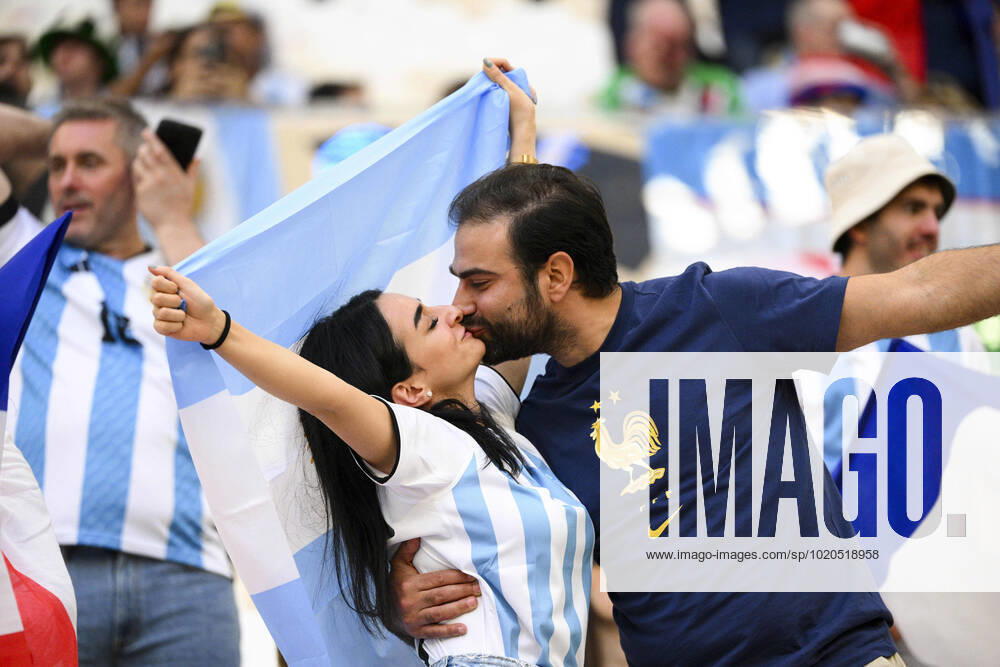 Supporters de l Equipe de France - Ambiance Supporters de l Argentine - ambiance Couple - bisou FOOTBALL : Argentine vs france - Finale - Coupe du Monde Qatar 2022 - 18 12 2022 JBAutissier Panoramic