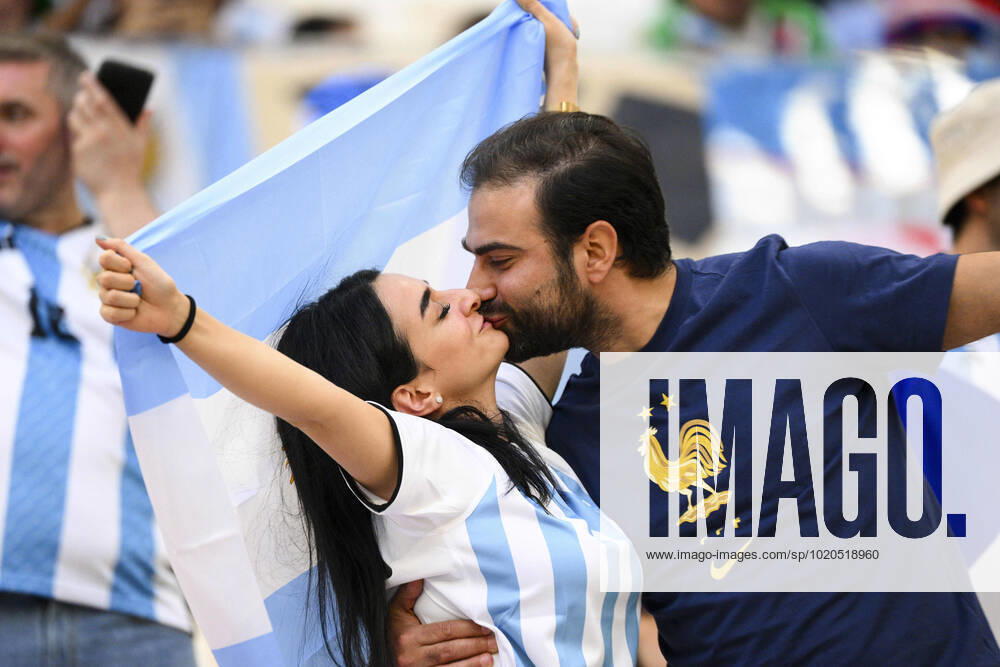 Supporters de l Equipe de France - Ambiance Supporters de l Argentine - ambiance Couple - bisou FOOTBALL : Argentine vs france - Finale - Coupe du Monde Qatar 2022 - 18 12 2022 JBAutissier Panoramic