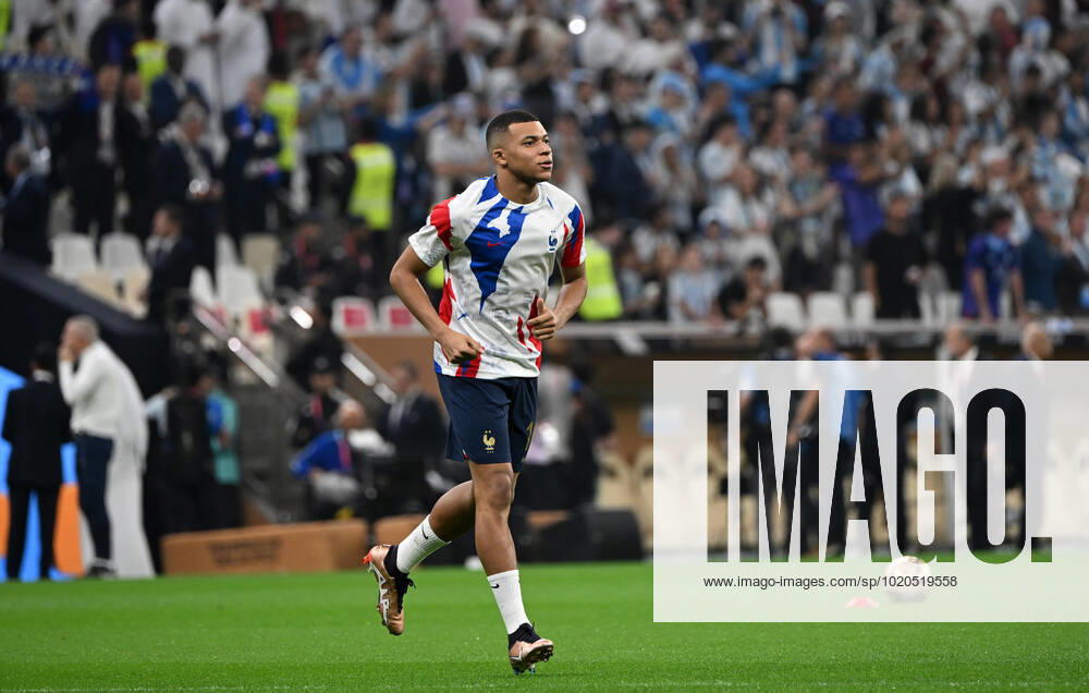 Fussball, Herren, Saison 2022 23, WM in Katar, Finale, Argentinien - Frankreich im Lusail Iconic Stadium in Lusail, Kylian Mbappe (Frankreich) bei der Erwärmung, 18.12. 2022,