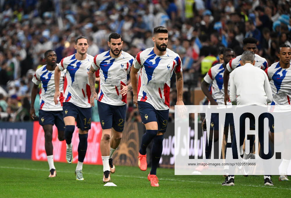 Fussball, Herren, Saison 2022 23, WM in Katar, Finale, Argentinien - Frankreich im Lusail Iconic Stadium in Lusail, v. l. Ousmane Dembele (Frankreich), Adrien Rabiot (Frankreich), Theo Hernandez (Frankreich), Olivier Giroud (Frankreich) bei der Erwärmung, 18.12. 2022,