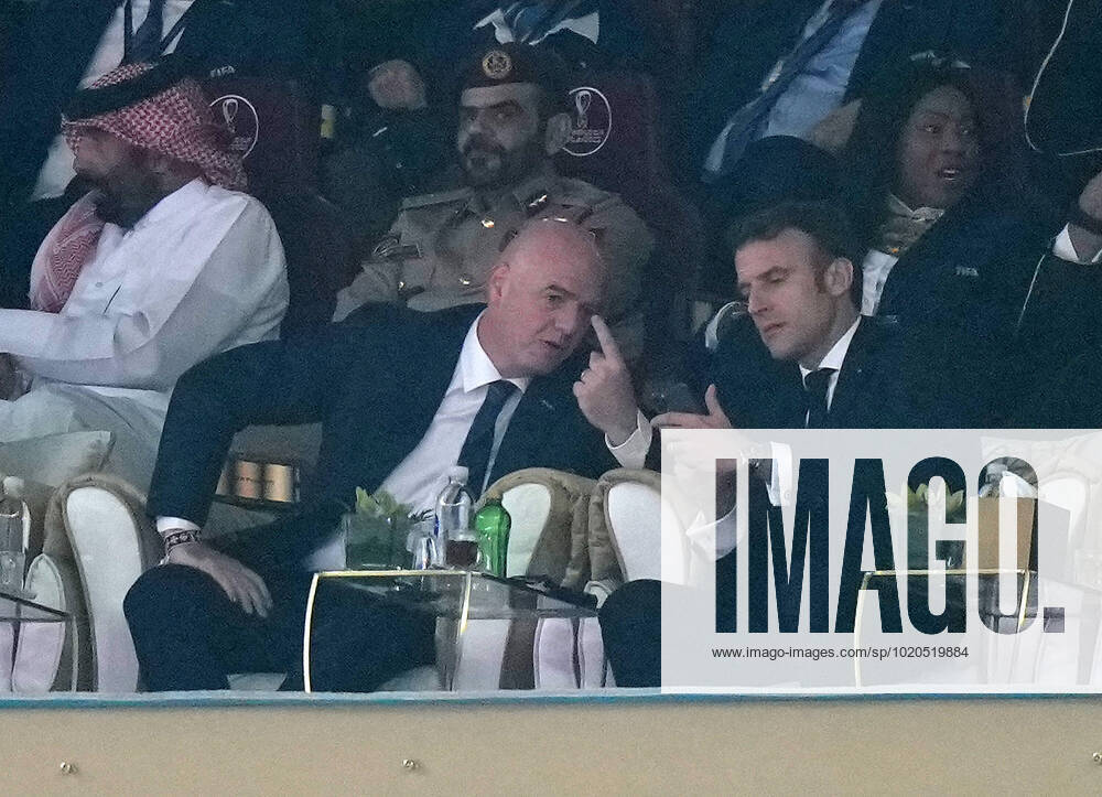 QAT, WM FIFA 2022, Finale, Argentinien vs Frankreich 18.12.2022, Lusail Iconic Stadium, Doha, QAT, WM FIFA 2022, Finale, Argentinien vs Frankreich, im Bild FIFA Präsident Giovanni Infantino mit dem französichen Staatspräsidenten Emmanuel Macron.