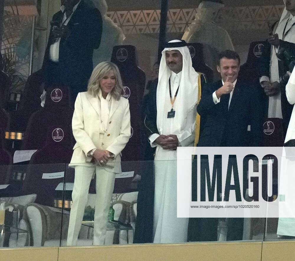 Lusail Iconic Stadium, Doha, QAT, WM FIFA 2022, Finale, Argentinien vs Frankreich, im Bild Tamim bin Hamad Al Thani, dem Emir von Katar mit dem französichen Staatspräsidenten Emmanuel Macron und dessen Ehefrau Brigitte Marie-Claude. Doha Lusail Iconic Stadium Qatar