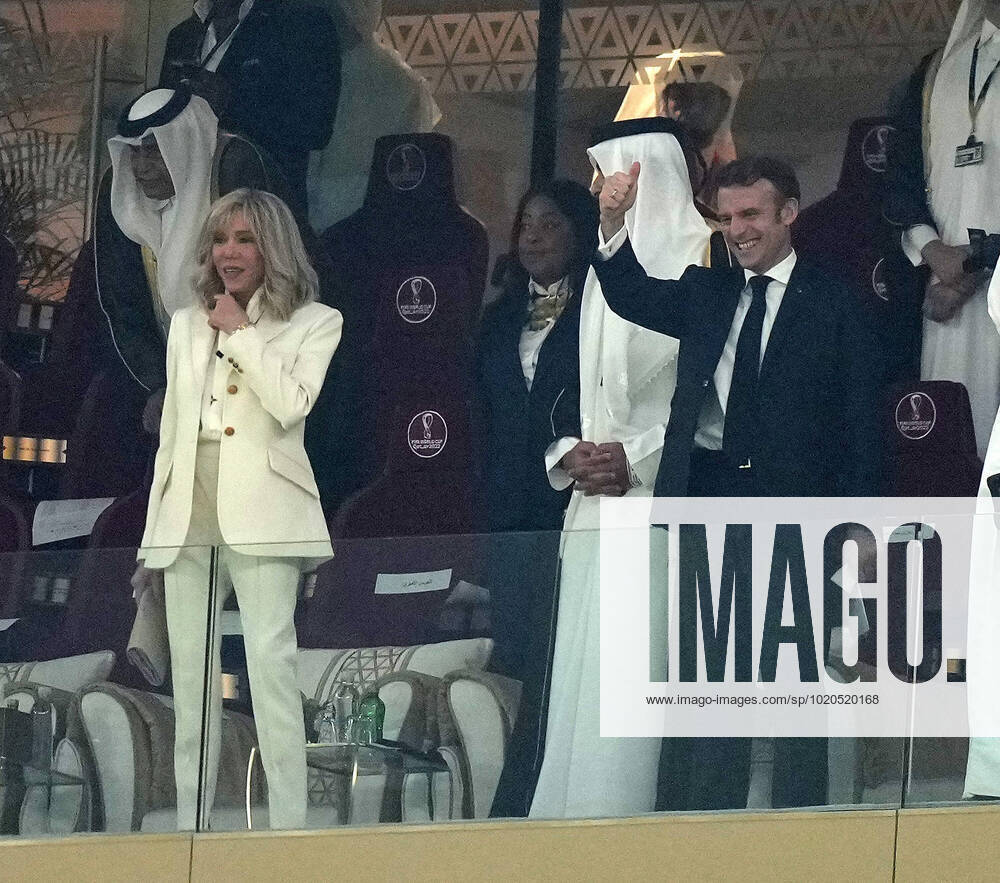 Lusail Iconic Stadium, Doha, QAT, WM FIFA 2022, Finale, Argentinien vs Frankreich, im Bild Tamim bin Hamad Al Thani, dem Emir von Katar mit dem französichen Staatspräsidenten Emmanuel Macron und dessen Ehefrau Brigitte Marie-Claude. Doha Lusail Iconic Stadium Qatar