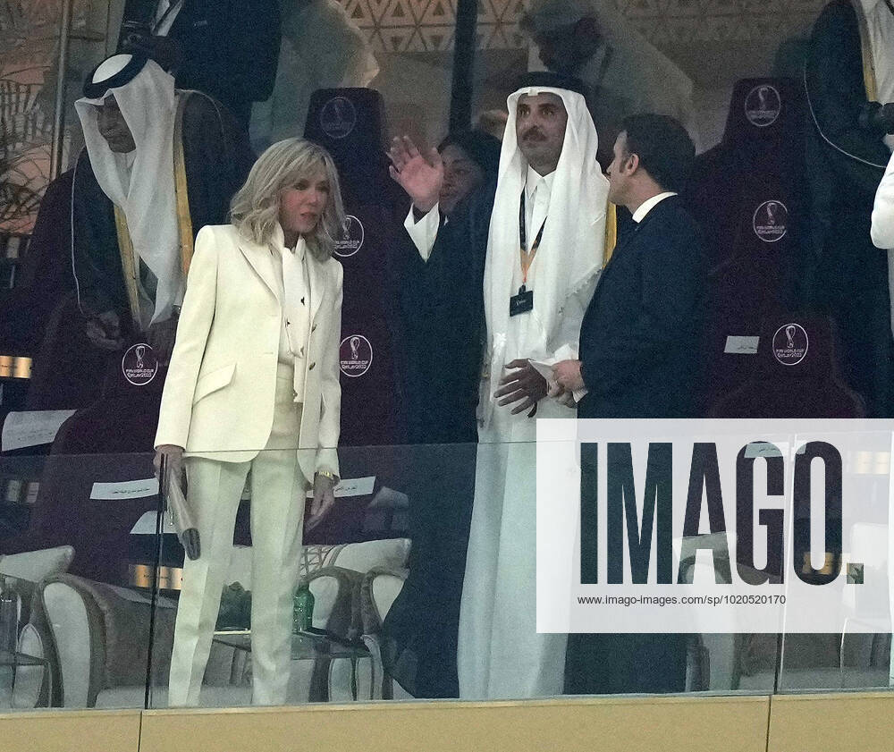 Lusail Iconic Stadium, Doha, QAT, WM FIFA 2022, Finale, Argentinien vs Frankreich, im Bild Tamim bin Hamad Al Thani, dem Emir von Katar mit dem französichen Staatspräsidenten Emmanuel Macron und dessen Ehefrau Brigitte Marie-Claude. Doha Lusail Iconic Stadium Qatar
