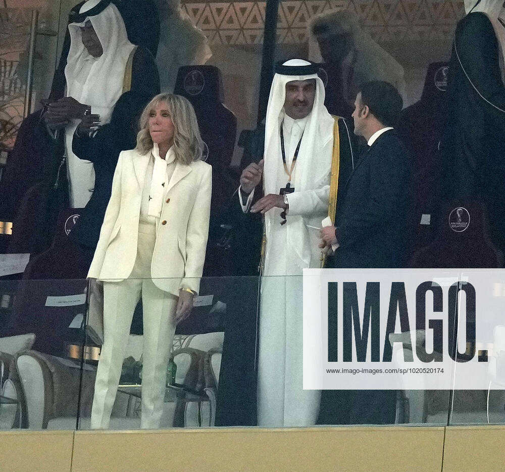 Lusail Iconic Stadium, Doha, QAT, WM FIFA 2022, Finale, Argentinien vs Frankreich, im Bild Tamim bin Hamad Al Thani, dem Emir von Katar mit dem französichen Staatspräsidenten Emmanuel Macron und dessen Ehefrau Brigitte Marie-Claude. Doha Lusail Iconic Stadium Qatar