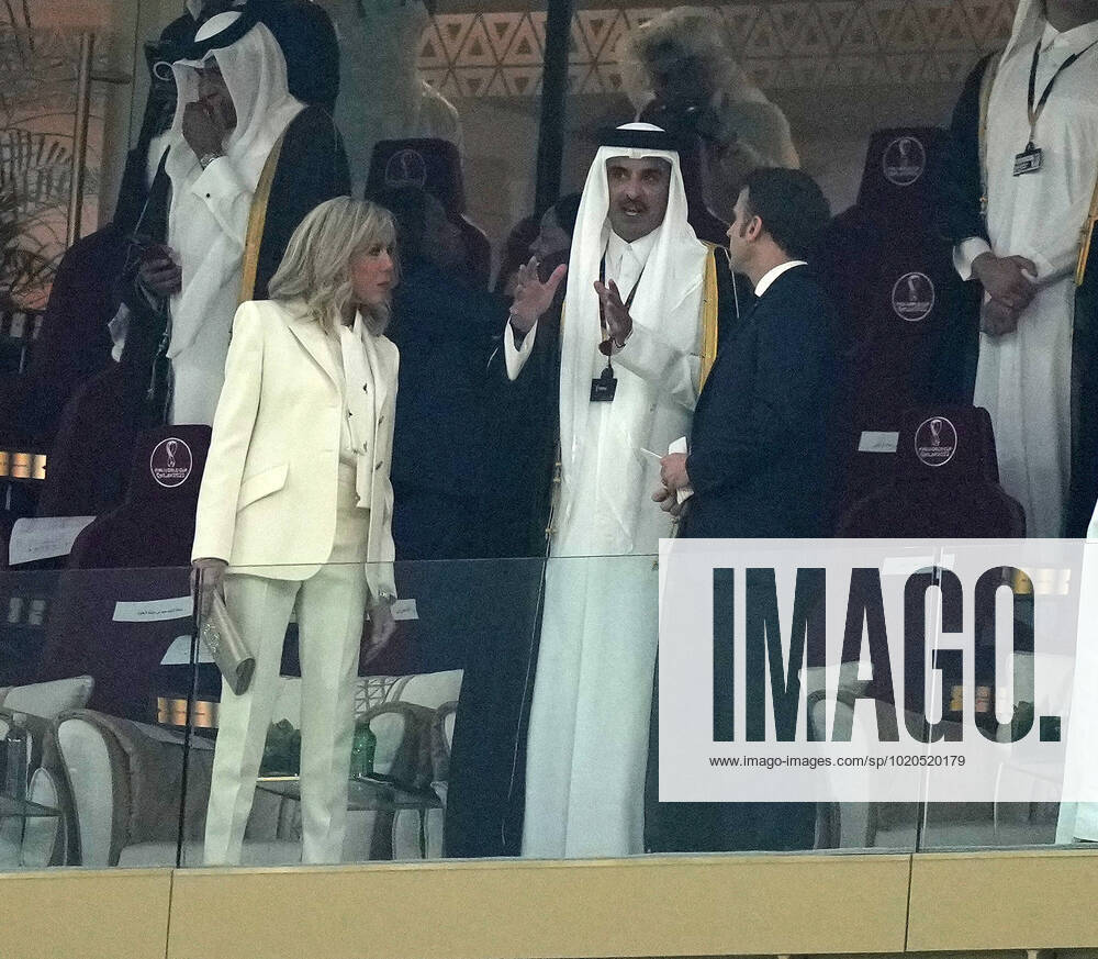 Lusail Iconic Stadium, Doha, QAT, WM FIFA 2022, Finale, Argentinien vs Frankreich, im Bild Tamim bin Hamad Al Thani, dem Emir von Katar mit dem französichen Staatspräsidenten Emmanuel Macron und dessen Ehefrau Brigitte Marie-Claude. Doha Lusail Iconic Stadium Qatar