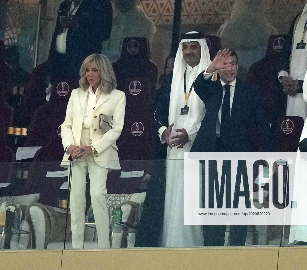 QAT, WM FIFA 2022, Finale, Argentinien vs Frankreich 18.12.2022, Lusail Iconic Stadium, Doha, QAT, WM FIFA 2022, Finale, Argentinien vs Frankreich, im Bild Tamim bin Hamad Al Thani, dem Emir von Katar mit dem französichen Staatspräsidenten Emmanuel Macron und dessen Ehefrau Brigitte Marie-Claude..