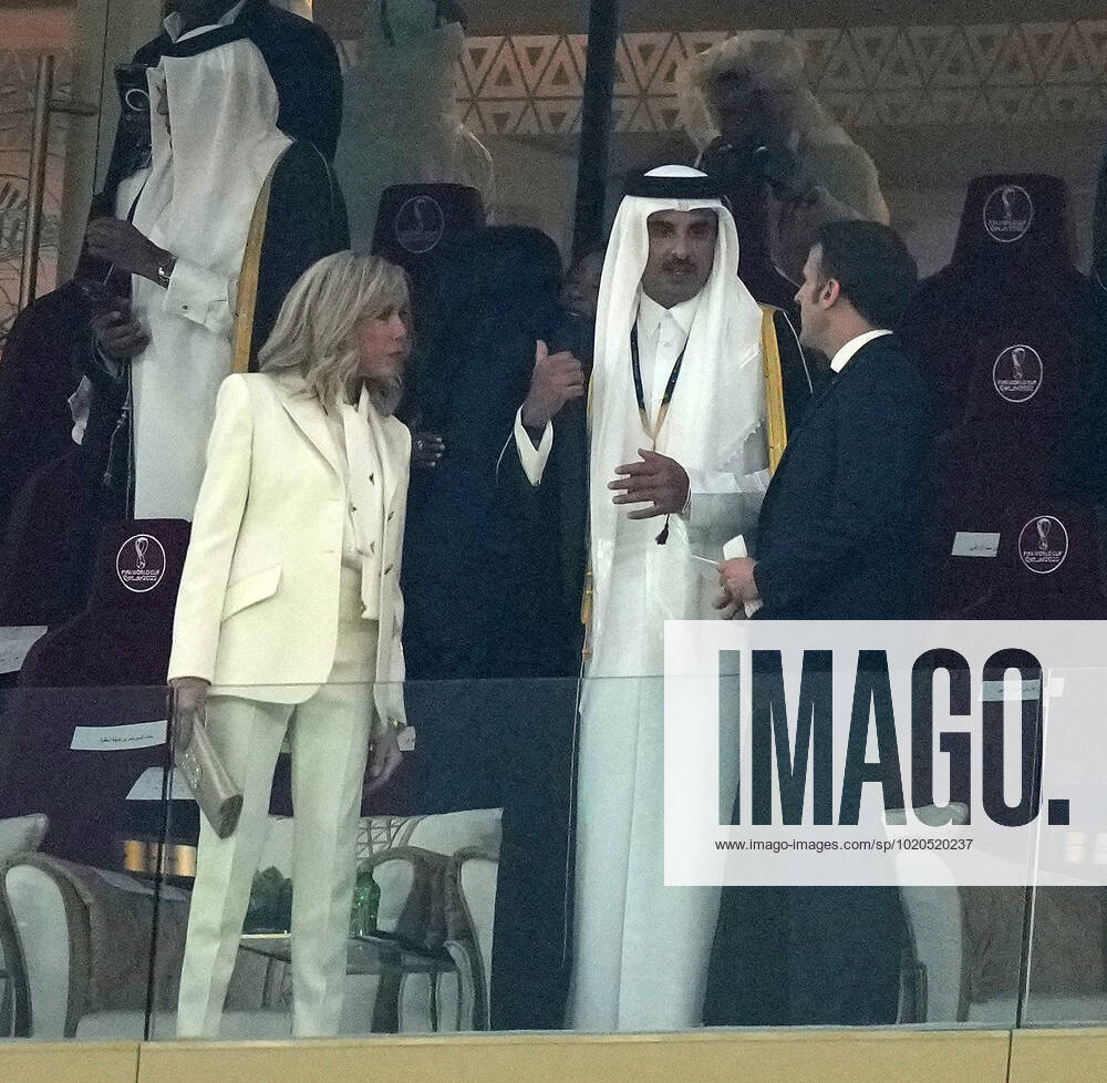 QAT, WM FIFA 2022, Finale, Argentinien vs Frankreich 18.12.2022, Lusail Iconic Stadium, Doha, QAT, WM FIFA 2022, Finale, Argentinien vs Frankreich, im Bild Tamim bin Hamad Al Thani, dem Emir von Katar mit dem französichen Staatspräsidenten Emmanuel Macron und dessen Ehefrau Brigitte Marie-Claude..