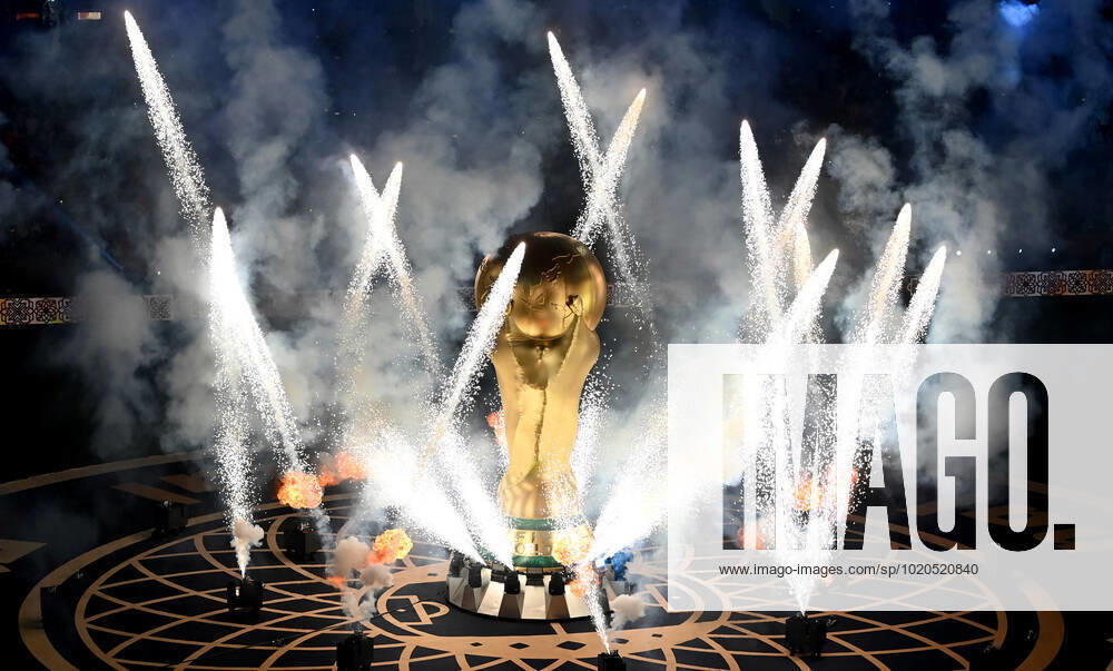 FUSSBALL WM 2022 Finale Argentinien - Frankreich 18.12.2022 Der WM Pokal im Feuerwerk
