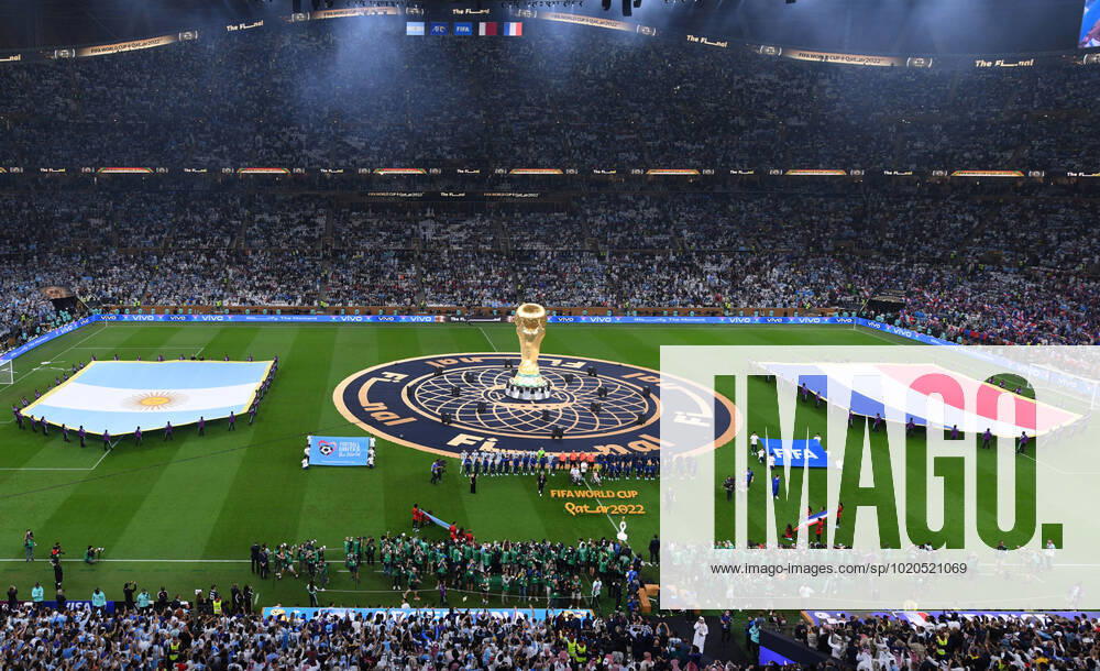 FUSSBALL WM 2022 Finale Argentinien - Frankreich 18.12.2022 Die Mannschaft nehmen zum Absingen der Hymnen Aufstellung