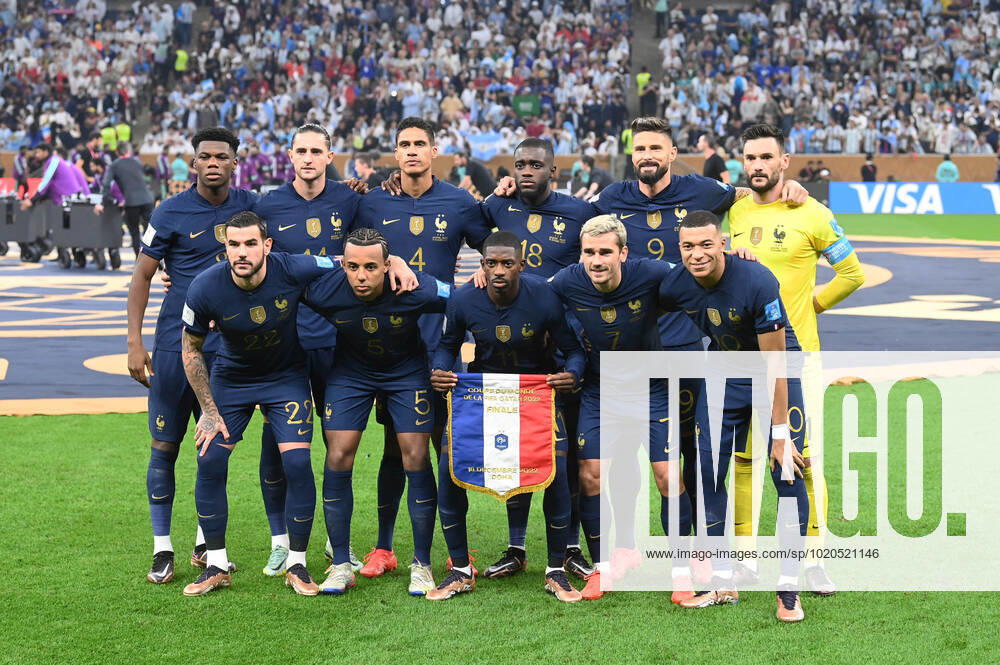 Fussball, Herren, Saison 2022 23, WM in Katar, Finale, Argentinien - Frankreich im Lusail Iconic Stadium in Lusail, hintere Reihe v. l. Aurelien Tchouameni (Frankreich), Adrien Rabiot (Frankreich), Raphael Varane (Frankreich), Dayot Upamecano (Frankreich), Olivier Giroud (Frankreich), Torhüter Hugo Lloris (Frankreich), vordere Reihe v.l. Theo Hernandez (Frankreich), Jules Kounde (Frankreich), Ousmane Dembele (Frankreich), Antoine Griezmann (Frankreich), Kylian Mbappe (Frankreich), 18.12. 2022,
