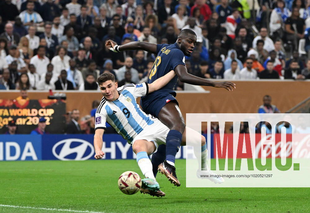 Fussball, Herren, Saison 2022 23, WM in Katar, Finale, Argentinien - Frankreich im Lusail Iconic Stadium in Lusail, v. l. Julian Alvarez (Argentinien), Dayot Upamecano (Frankreich), 18.12. 2022,