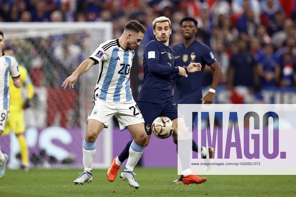 AL DAAYEN - (l-r) Alexis Mac Allister of Argentina, Antoine Griezmann of France during the FIFA World Cup, WM, Weltmeisterschaft, Fussball Qatar 2022 final match between Argentina and France at Lusail Stadium on December 18, 2022 in Al Daayen, Qatar. AP Dutch Height MAURICE OF STONE FIFA World Cup Qatar 2022 2022 ANPxSportx xMauricexvanxSteenxWKxIVx