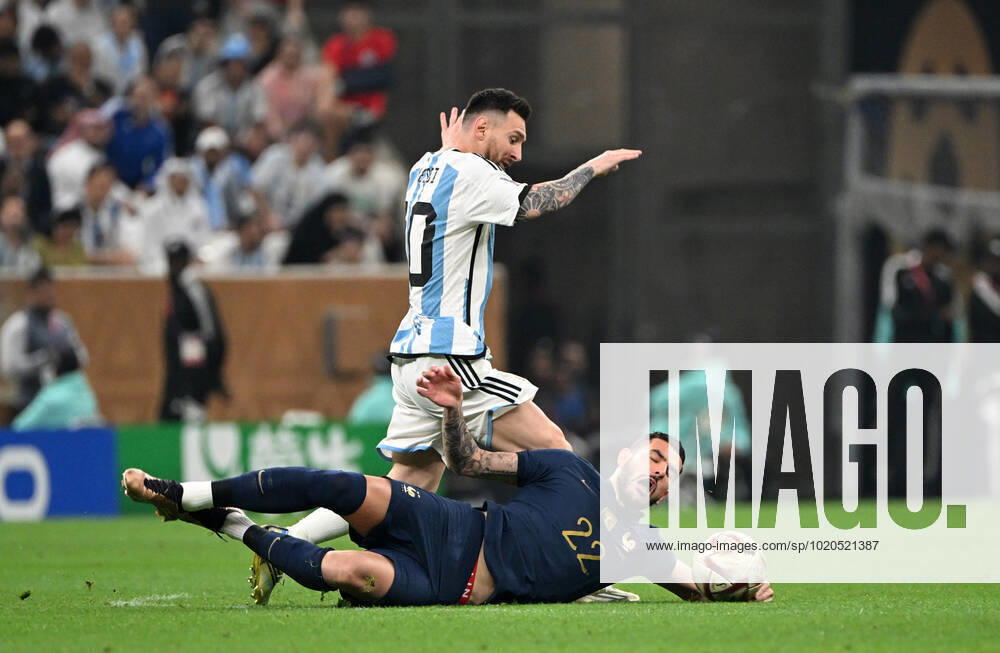 Fussball, Herren, Saison 2022 23, WM in Katar, Finale, Argentinien - Frankreich im Lusail Iconic Stadium in Lusail, v. l. Lionel Messi (Argentinien), Theo Hernandez (Frankreich), 18.12. 2022,