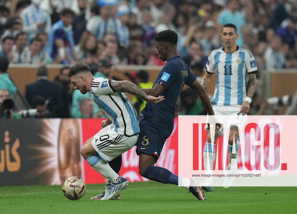 Lusail Iconic Stadium, Doha, QAT, WM FIFA 2022, Finale, Argentinien vs Frankreich, im Bild Argentina s midfielder Alexis Mac Allister , France s midfielder Aurelien Tchouameni Doha Lusail Iconic Stadium Qatar
