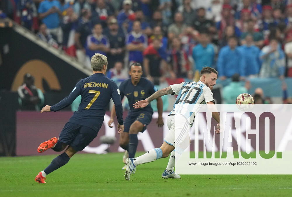 Lusail Iconic Stadium, Doha, QAT, WM FIFA 2022, Finale, Argentinien vs Frankreich, im Bild France s forward Antoine Griezmann , Argentina s midfielder Alexis Mac Allister Doha Lusail Iconic Stadium Qatar