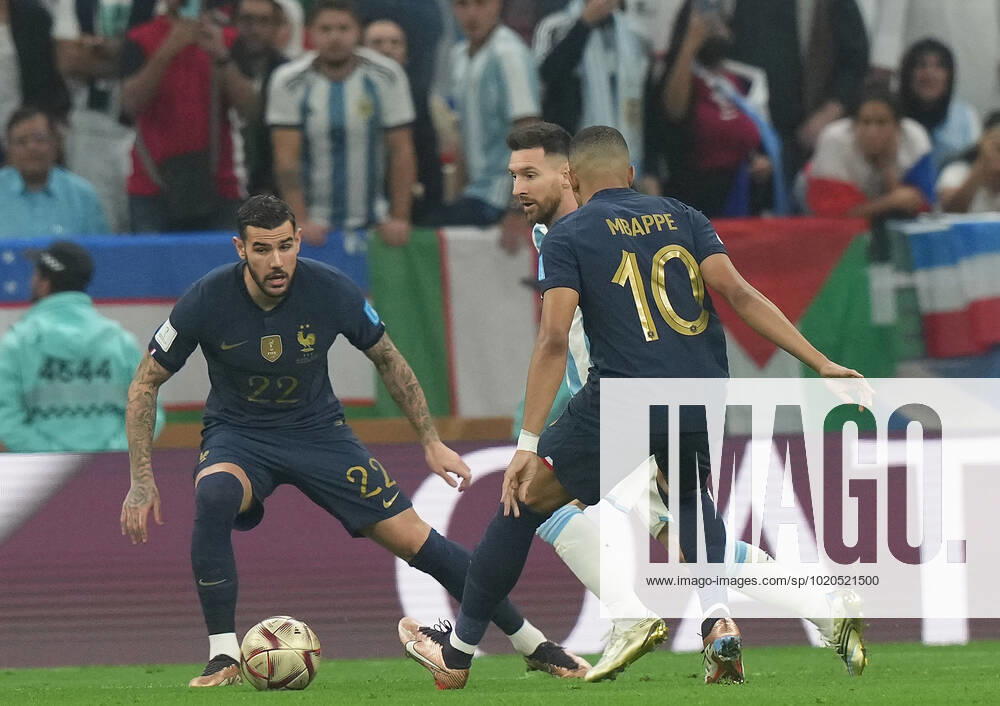 Lusail Iconic Stadium, Doha, QAT, WM FIFA 2022, Finale, Argentinien vs Frankreich, im Bild France s defender Theo Hernandez , Argentina s forward Lionel Messi , France s forward Kylian Mbappe Doha Lusail Iconic Stadium Qatar