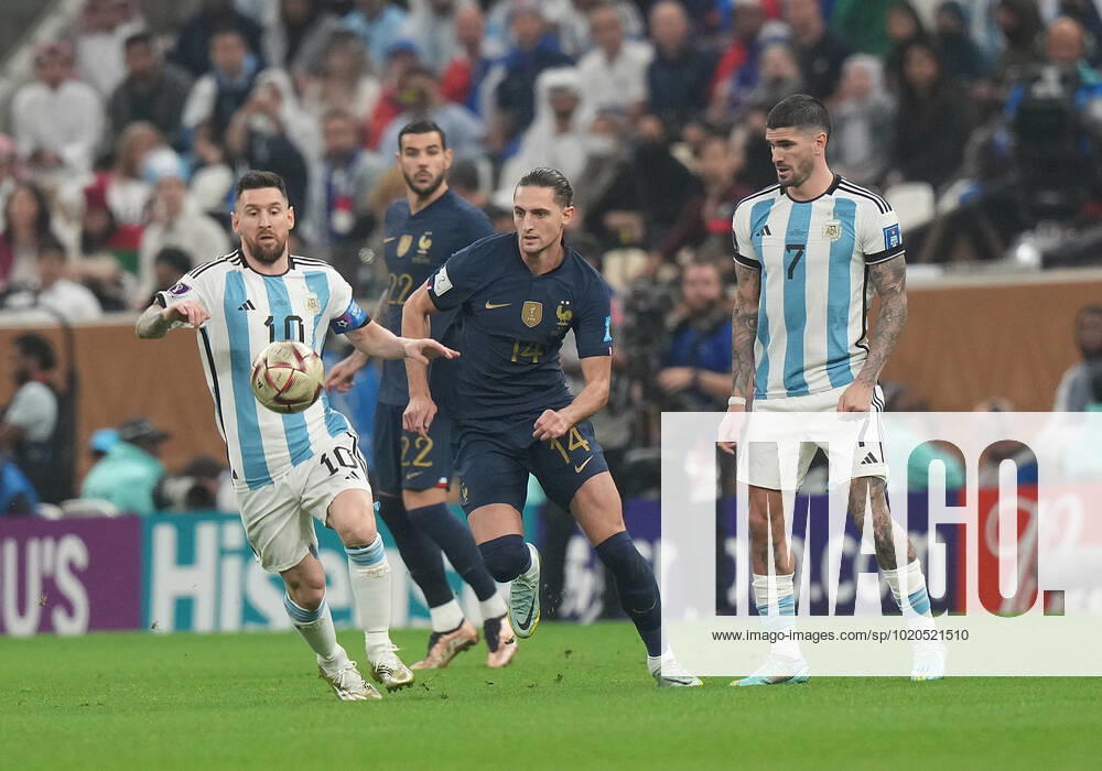 Lusail Iconic Stadium, Doha, QAT, WM FIFA 2022, Finale, Argentinien vs Frankreich, im Bild Argentina s forward Lionel Messi ,. France s midfielder Adrien Rabiot , Argentina s midfielder Rodrigo De Paul Doha Lusail Iconic Stadium Qatar