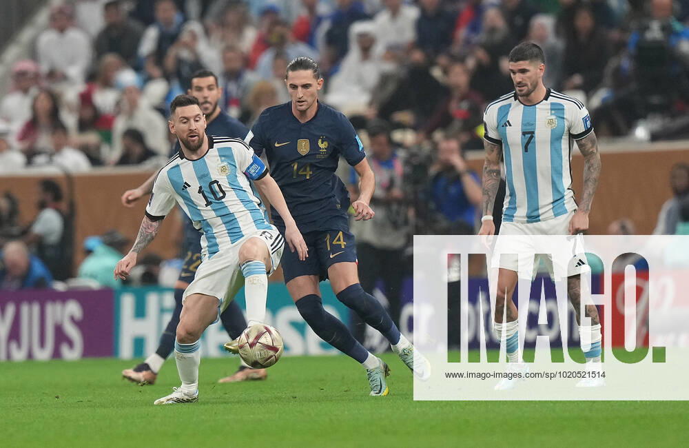 Lusail Iconic Stadium, Doha, QAT, WM FIFA 2022, Finale, Argentinien vs Frankreich, im Bild Argentina s forward Lionel Messi ,. France s midfielder Adrien Rabiot , Argentina s midfielder Rodrigo De Paul Doha Lusail Iconic Stadium Qatar
