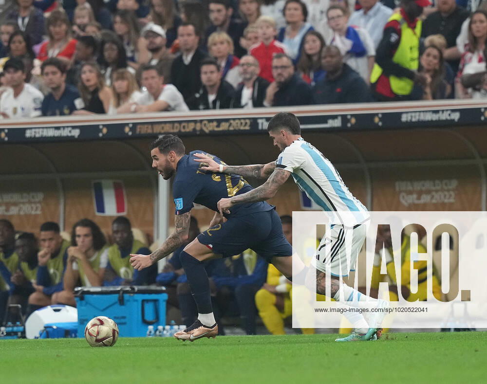 Lusail Iconic Stadium, Doha, QAT, WM FIFA 2022, Finale, Argentinien vs Frankreich, im Bild France s defender Theo Hernandez . Argentina s midfielder Rodrigo De Paul Doha Lusail Iconic Stadium Qatar