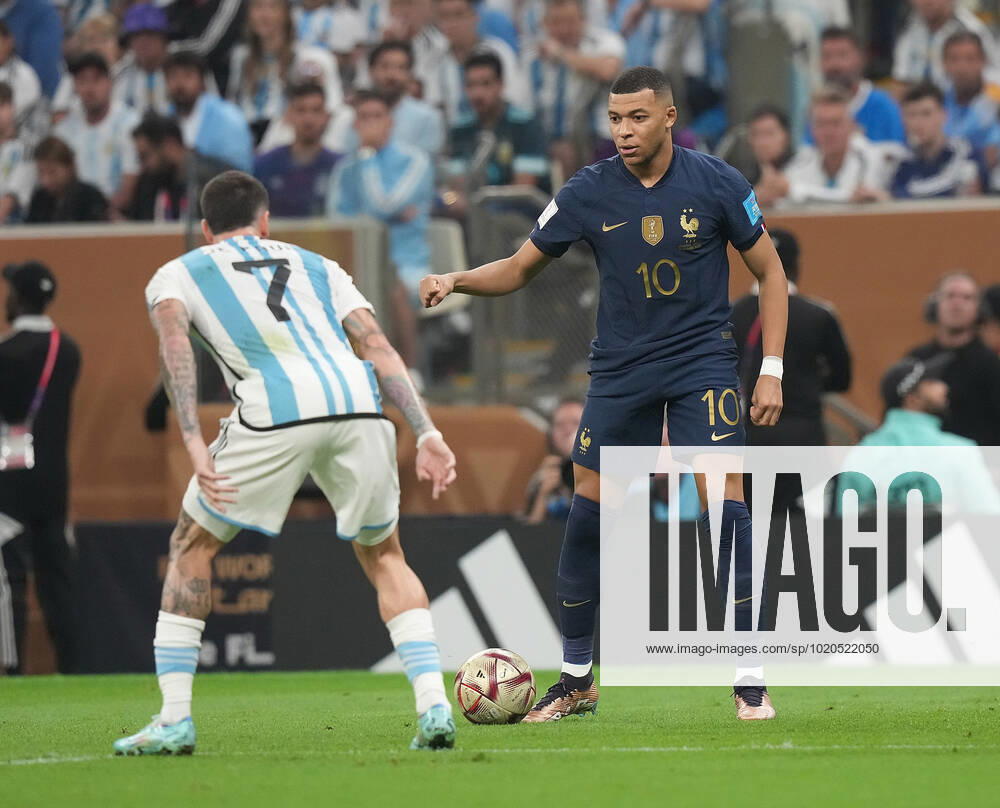 Lusail Iconic Stadium, Doha, QAT, WM FIFA 2022, Finale, Argentinien vs Frankreich, im Bild Argentina s midfielder Rodrigo De Paul , France s forward Kylian Mbappe Doha Lusail Iconic Stadium Qatar