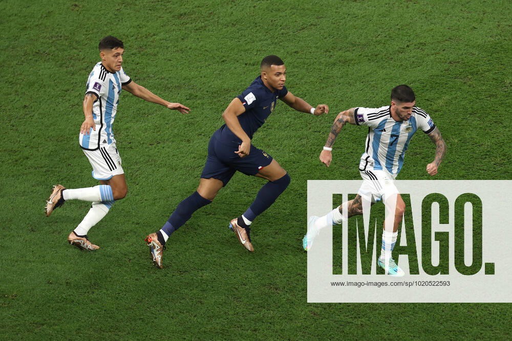 The Final : FIFA World Cup, WM, Weltmeisterschaft, Fussball 18 December 2022, Lusail City - FIFA World Cup Final Qatar 2022 - Argentina v France - Nahuel Molina of Argentina, Kylian Mbappe of France and Rodrigo De Paul of Argentina - Photo: Charlotte Wilson Offside. Doha Qatar