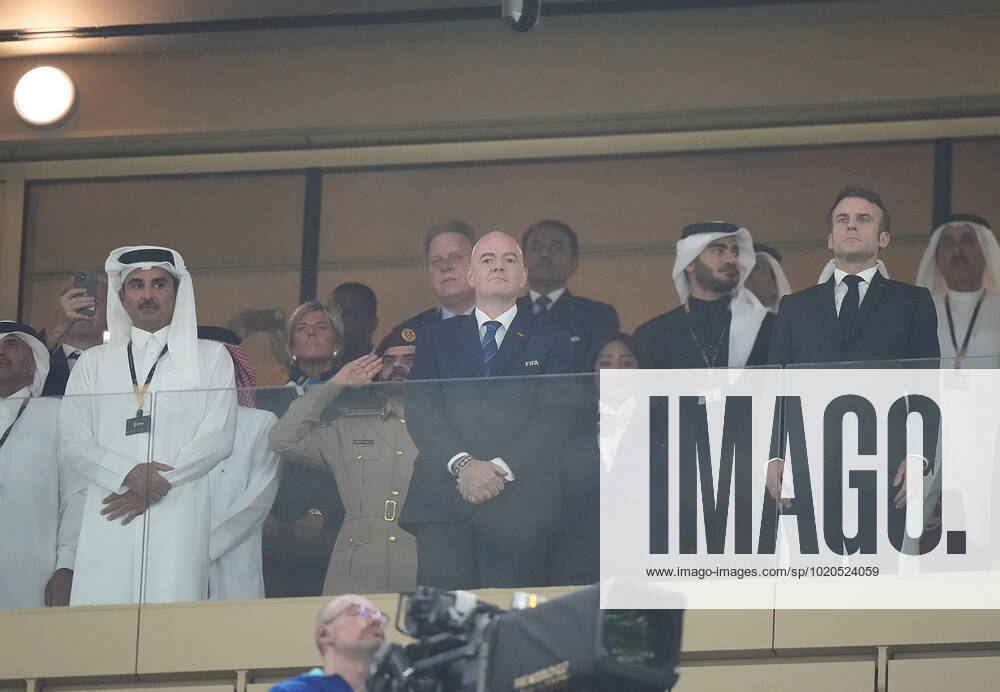Lusail Iconic Stadium, Doha, QAT, WM FIFA 2022, Finale, Argentinien vs Frankreich, im Bild Tamim bin Hamad Al Thani, dem Emir von Katar mit dem französichen Staatspräsidenten Emmanuel Macron und FIFA Präsident Giovanni Infantino Doha Lusail Iconic Stadium Qatar