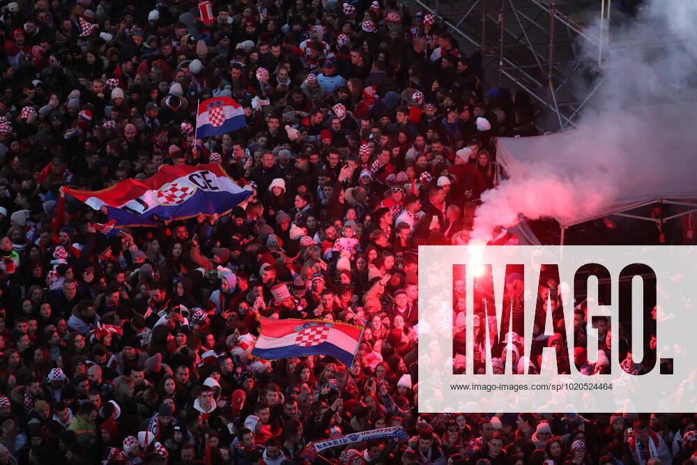 Croatia team victory parade Fans lit flares during the Croatia team victory parade at Ban Jelacic square (following their victory over Morocco in the 2022 FIFA World Cup, WM, Weltmeisterschaft, Fussball bronze medal match the previous day) on December 18, 2022 in Zagreb, Croatia. LukaxStanzl PIXSELL