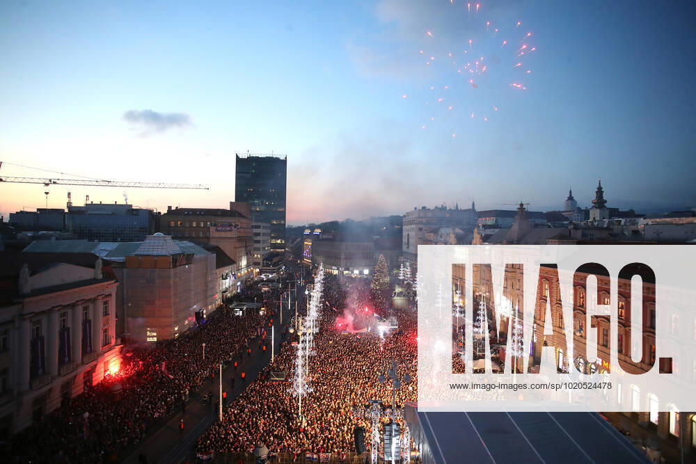 Croatia team victory parade Fans gather for the Croatia team victory parade at Ban Jelacic square (following their victory over Morocco in the 2022 FIFA World Cup, WM, Weltmeisterschaft, Fussball bronze medal match the previous day) on December 18, 2022 in Zagreb, Croatia. LukaxStanzl PIXSELL