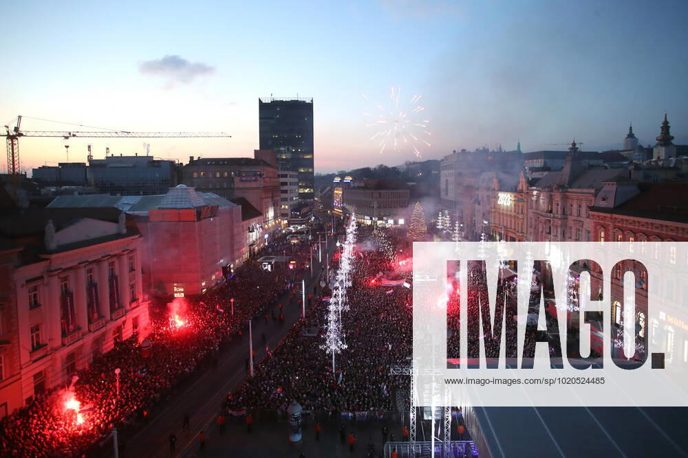 Croatia team victory parade Fans gather for the Croatia team victory parade at Ban Jelacic square (following their victory over Morocco in the 2022 FIFA World Cup, WM, Weltmeisterschaft, Fussball bronze medal match the previous day) on December 18, 2022 in Zagreb, Croatia. LukaxStanzl PIXSELL