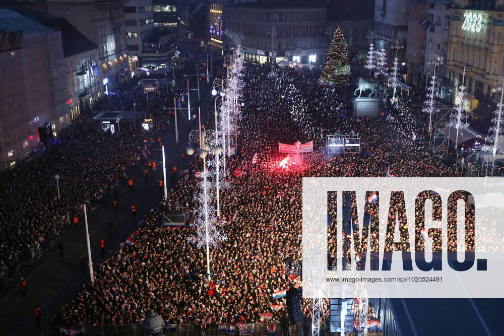 Croatia team victory parade Fans gather for the Croatia team victory parade at Ban Jelacic square (following their victory over Morocco in the 2022 FIFA World Cup, WM, Weltmeisterschaft, Fussball bronze medal match the previous day) on December 18, 2022 in Zagreb, Croatia. LukaxStanzl PIXSELL