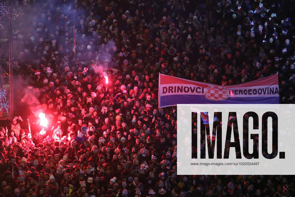 Croatia team victory parade Fans lit flares during the Croatia team victory parade at Ban Jelacic square (following their victory over Morocco in the 2022 FIFA World Cup, WM, Weltmeisterschaft, Fussball bronze medal match the previous day) on December 18, 2022 in Zagreb, Croatia. LukaxStanzl PIXSELL