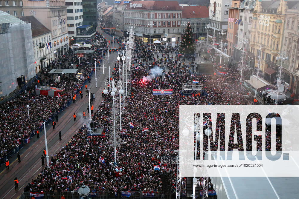 Croatia team victory parade Fans gather for the Croatia team victory parade at Ban Jelacic square (following their victory over Morocco in the 2022 FIFA World Cup, WM, Weltmeisterschaft, Fussball bronze medal match the previous day) on December 18, 2022 in Zagreb, Croatia. LukaxStanzl PIXSELL
