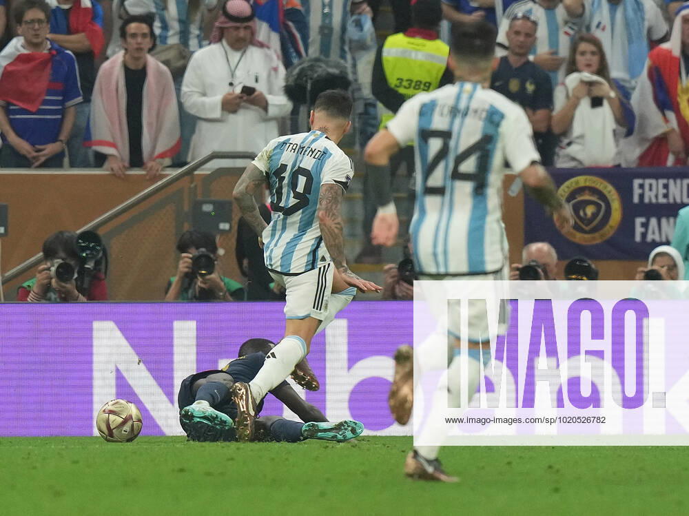 QAT, WM FIFA 2022, Finale, Argentinien vs Frankreich 18.12.2022, Lusail Iconic Stadium, Doha, QAT, WM FIFA 2022, Finale, Argentinien vs Frankreich, im Bild Foul von Argentina s defender Nicolas Otamendi an France s forward Randal Kolo Muani , daraufhin Elfmeter..