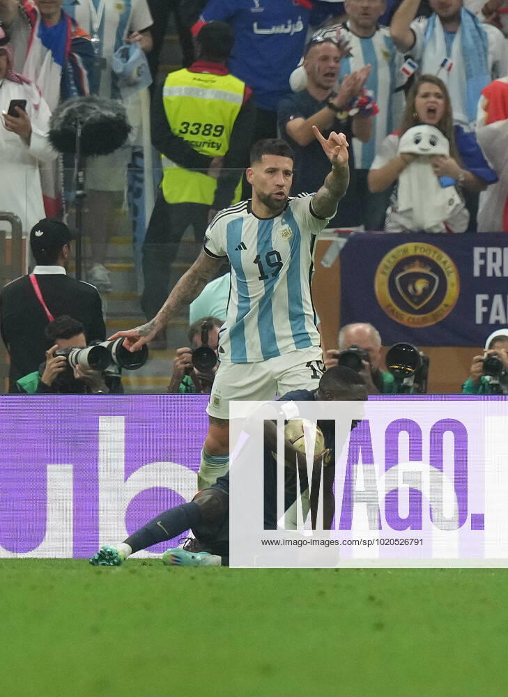 QAT, WM FIFA 2022, Finale, Argentinien vs Frankreich 18.12.2022, Lusail Iconic Stadium, Doha, QAT, WM FIFA 2022, Finale, Argentinien vs Frankreich, im Bild Foul von Argentina s defender Nicolas Otamendi an France s forward Randal Kolo Muani , daraufhin Elfmeter..