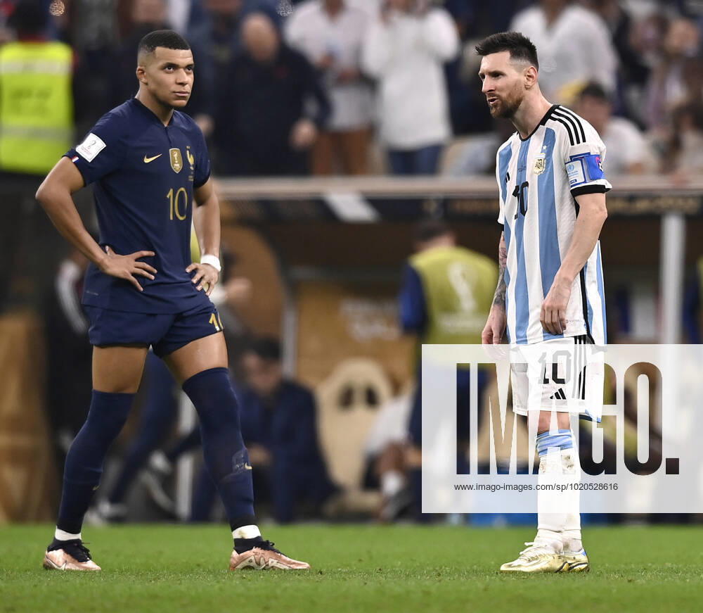 Foto Fabio Ferrari LaPresse - 18 Dicembre 2022 Lusail, Qatar - - Calcio - Qatar 2022 - Coppa del Mondo Fifa - Argentina vs Francia - Finale - Lusail Iconic Stadium - Nella foto: Kylian Mbapp& xe9; (FRA), Lionel Messi (Argentina) December 18, 2022 Lusail, Qatar - sport - Soccer - Qatar 2022- FIFA World Cup, WM, Weltmeisterschaft, Fussball - Argentina vs Francia - Final - Lusail Iconic Stadium In the pic: Kylian Mbapp& xe9; (FRA), Lionel Messi (Argentina)