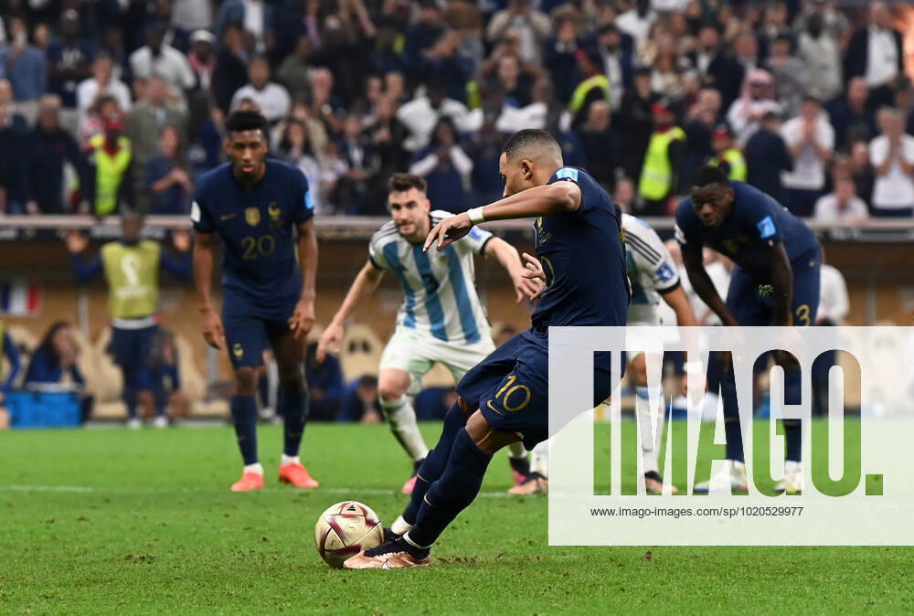 Fussball, Herren, Saison 2022 23, WM in Katar, Finale, Argentinien - Frankreich im Lusail Iconic Stadium in Lusail, Kylian Mbappe (Frankreich) erzielt per Elfmeter das Tor zum 3:3, 18.12. 2022,