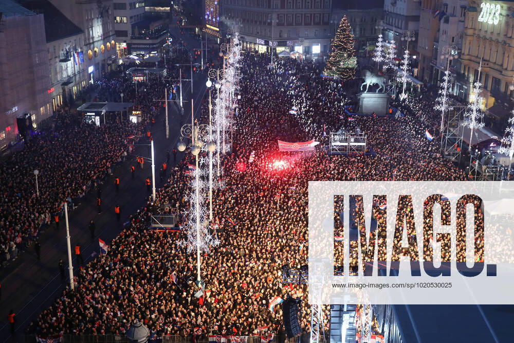 Croatia victory parade Fans gather for the Croatia team victory parade at Ban Jelacic square (following their victory over Morocco in the 2022 FIFA World Cup, WM, Weltmeisterschaft, Fussball bronze medal match the previous day) on December 18, 2022 in Zagreb, Croatia. LukaxStanzl PIXSELL