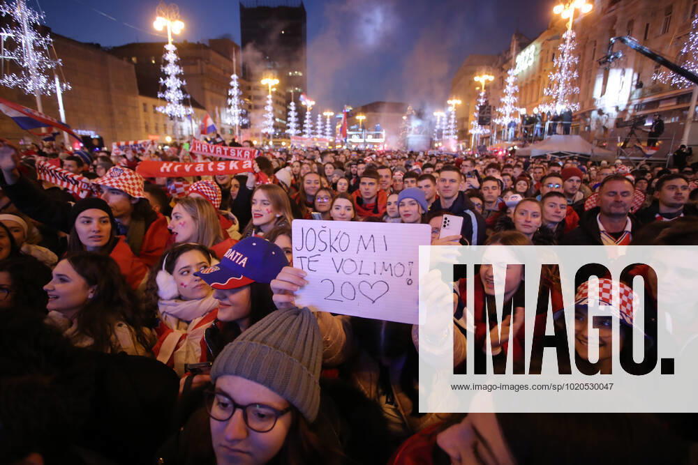 Croatia victory parade Fans gather for the Croatia team victory parade at Ban Jelacic square (following their victory over Morocco in the 2022 FIFA World Cup, WM, Weltmeisterschaft, Fussball bronze medal match the previous day) on December 18, 2022 in Zagreb, Croatia. MatijaxHabljak PIXSELL