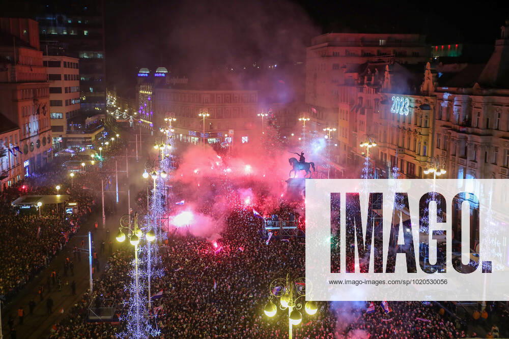 Croatia victory parade Fans gather for the Croatia team victory parade at Ban Jelacic square (following their victory over Morocco in the 2022 FIFA World Cup, WM, Weltmeisterschaft, Fussball bronze medal match the previous day) on December 18, 2022 in Zagreb, Croatia. LukaxStanzl PIXSELL