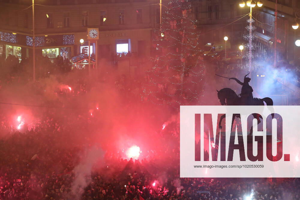 Croatia victory parade Fans gather for the Croatia team victory parade at Ban Jelacic square (following their victory over Morocco in the 2022 FIFA World Cup, WM, Weltmeisterschaft, Fussball bronze medal match the previous day) on December 18, 2022 in Zagreb, Croatia. LukaxStanzl PIXSELL