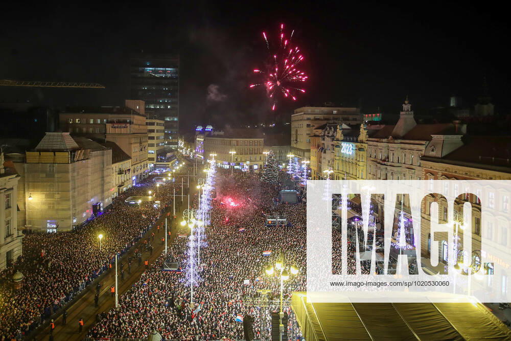 Croatia victory parade Fans gather for the Croatia team victory parade at Ban Jelacic square (following their victory over Morocco in the 2022 FIFA World Cup, WM, Weltmeisterschaft, Fussball bronze medal match the previous day) on December 18, 2022 in Zagreb, Croatia. LukaxStanzl PIXSELL